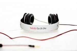 800px-Whitesolobeatsbydreheadphones-300×200-1