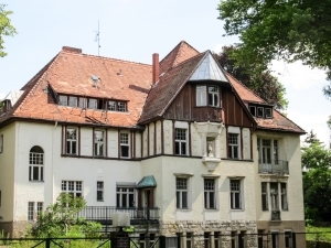 old-tall-villa-1428932-m